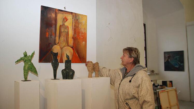 Das Zusammenspiel passt: Helga Hopfe hat ihr Bild zu den Plastiken von Anita M. Franz gehängt, weil die Werke gut miteinander harmonieren.