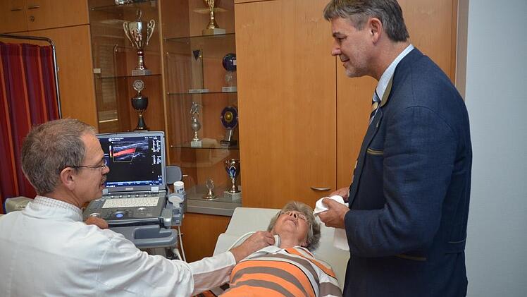 Auf großes Interesse stießen die Instrumentarien, wie zum Beispiel Katheter, mit denen Stents zur Gefäßerweiterung in die Arterie eingeführt werden. Eike Dedow zeigt die relativ großen Stents für die Bauchschlagader, in Beingefäßen fallen diese Stents wesentlich kleiner aus. Die Besucher bekamen die Vorgehensweise des Arztes detailliert erklärt. Foto: K.- H. Hofmann