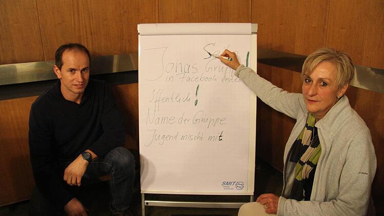 Auf einem Flipchart hielten die Jugendsprecher Harald Hempfling und Karin WItzgall die To-Do-Liste fest - unter der Regie von Jonas Gleich erstellen die Jugendlichen eine Facebookseite, so dass sie sich verständigen können.