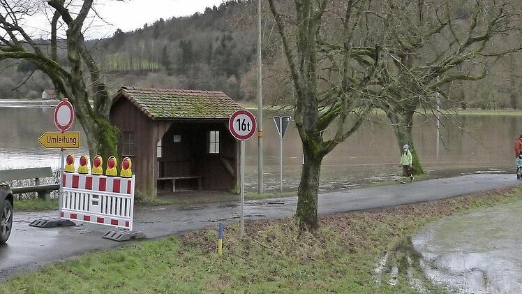 Die Straße nach Ebersbach war wegen Hochwasser gesperrt.