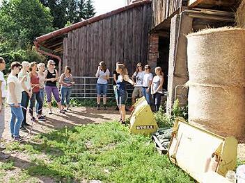 In der Rolle der Kinder, die sie künftig unterrichten werden, erlebten die Lehramtsanwärterinnen aus dem Landkreis Haßberge den "Lernort Bauernhof" bei Michaela von der Linden in Unterschleichach.