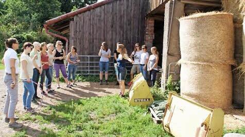 In der Rolle der Kinder, die sie künftig unterrichten werden, erlebten die Lehramtsanwärterinnen aus dem Landkreis Haßberge den "Lernort Bauernhof" bei Michaela von der Linden in Unterschleichach.