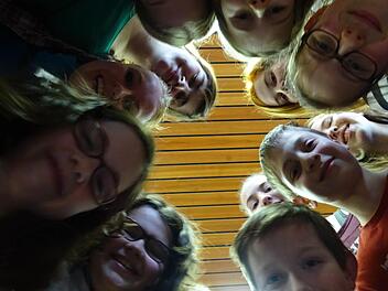 Für jeden Spaß und Rolle zu haben - die Theatergruppe des Frobenius-Gymnasiums tritt wieder vor das Publikum. Foto: Doris Bauer