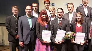 Bayerns Beste aus Oberfranken mit ihren Ausbildern und Vertretern der Unternehmen und Kommunen. Vorne, von links (mit Urkunden) Lena Niklas, Johannes Kraus und Sabrina Watzka. Fotos: Reißaus