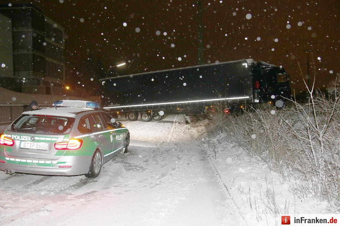 Sattelzug blockiert Gleise bei Weichengereuth