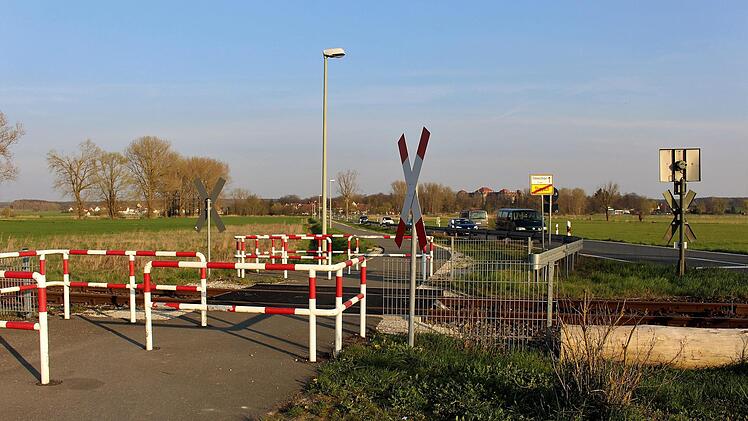 Am Bahnübergang Steppach mündet der Radweg in eine Umlaufsperre. Foto: Evi Seeger