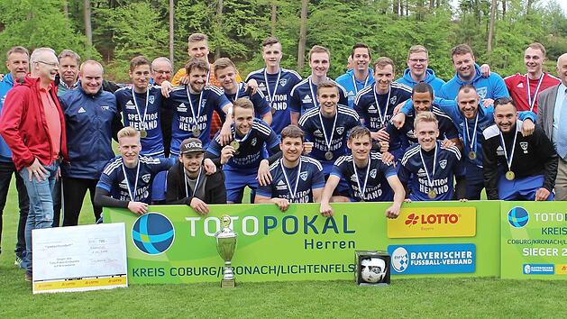 Hochverdient sicherte sich Bezirksligist TSV Mönchröden den Kreispokal. Die Mannschaft von Trainer Thoams Hüttl (Dritter von links) besiegte den FC Mitwitz klar mit 5:1. Mit auf dem Bild Gruppenspielleiter Frank Börner (links) und Kreisspielleiter Egon Grünbeck (daneben) sowie Bezirksvorsitzender Thomas Unger (Zweiter von rechts) und Mönchrödens Präsident Hans-Joachim Lieb. Fotos: Lisa Hümmer
