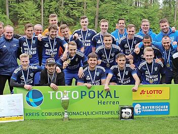 Hochverdient sicherte sich Bezirksligist TSV M&ouml;nchr&ouml;den den Kreispokal. Die Mannschaft von Trainer Thoams H&uuml;ttl (Dritter von links) besiegte den FC Mitwitz klar mit 5:1. Mit auf dem Bild Gruppenspielleiter Frank B&ouml;rner (links) und Kreisspielleiter Egon Gr&uuml;nbeck (daneben) sowie Bezirksvorsitzender Thomas Unger (Zweiter von rechts) und M&ouml;nchr&ouml;dens Pr&auml;sident Hans-Joachim Lieb. Fotos: Lisa H&uuml;mmer