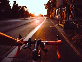 Der 48-jährige Fahrradfahrer erlitt schwere Verletzungen. Symbolfoto: Flor Karr/unsplash.com