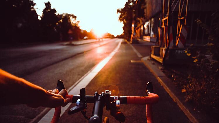 Der 48-jährige Fahrradfahrer erlitt schwere Verletzungen. Symbolfoto: Flor Karr/unsplash.com