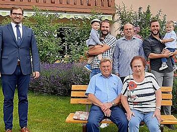 Andreas Fischer (vorne sitzend neben Ehefrau Erika) feierte 80. Geburtstag. Dazu gratulierten neben den Familienangehörigen auch Bürgermeister Dirk Rosenbauer (links).  Foto: Horst Habermann