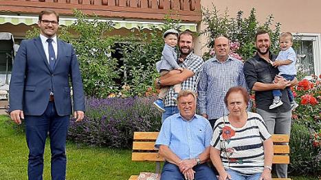 Andreas Fischer (vorne sitzend neben Ehefrau Erika) feierte 80. Geburtstag. Dazu gratulierten neben den Familienangehörigen auch Bürgermeister Dirk Rosenbauer (links).  Foto: Horst Habermann