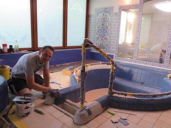 Fliesenleger Damasti fliest sorgfältig den neuen Einstieg ins Becken. Foto: Monika Schütz