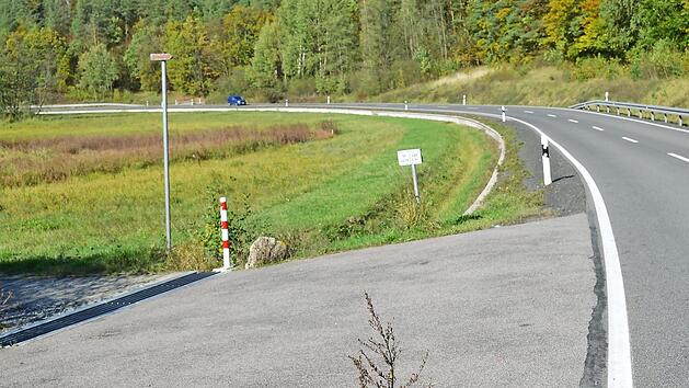 Der Gemeinderat Oberaurach setzt sich nach wie vor f&uuml;r eine Fortf&uuml;hrung des Radweges von Tretzendorf in Richtung Unterschleichach ein, der momentan noch bei Tretzendorf endet. Dazu wird jetzt ein Antrag auf Zulassung eines Berufungsverfahrens gegen das aktuelle Gerichtsurteil gestellt, das sich gegen die Bauma&szlig;nahme entlang der Staatsstra&szlig;e richtet.  Foto: Christian Licha/Archiv