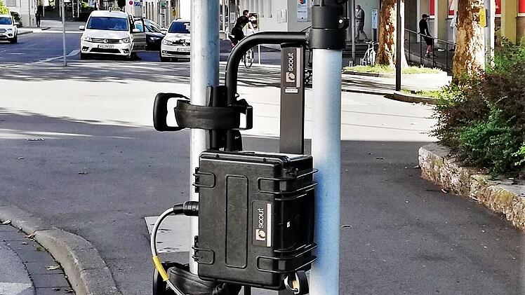 An wichtigen Verkehrsknotenpunkten sind diese in die Höhe ragenden Stangen an Lampenmasten oder Schilderpfosten befestigt, mit einem schwarzen Kasten in Körperhöhe und einer kleinen Kamera oben an der Spitze.