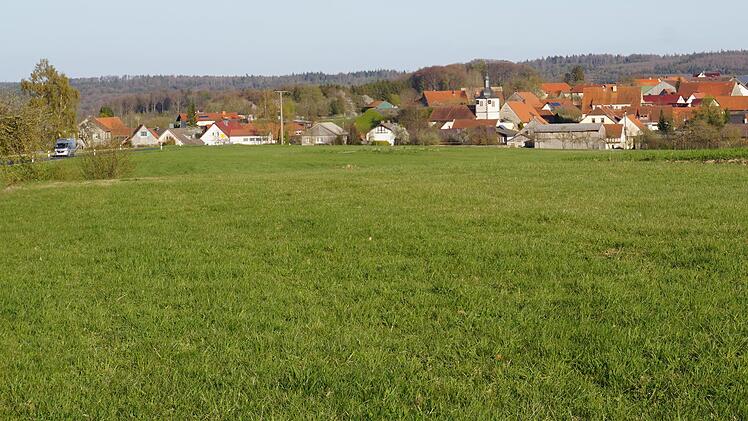 Auf der Flächen zwischen Weißenbach und Detter sollte eine Freiflächenphotovoltaikanlage entstehen. Der Gemeinderat Zeitlofs lehnte das Vorhaben jedoch mehrheitlich ab. Der Bürgermeister vermutet jedoch, dass Folgeprojekte kommen werden.