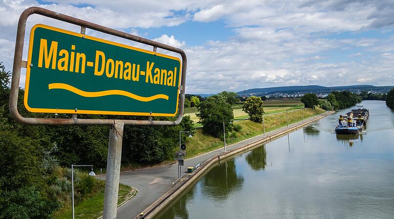 Hirschaid: Seniorin st&uuml;rzt in Main-Donau-Kanal - Retter verschwindet