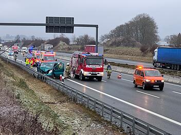 Kleintransporter kracht auf A9 im Kreis Hof in Lkw