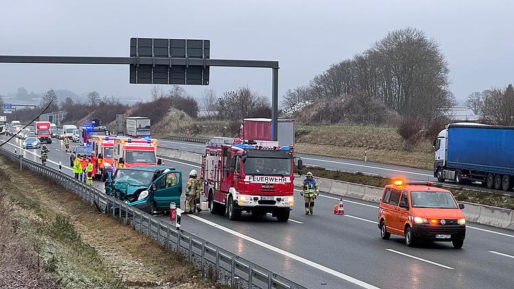 Kleintransporter kracht auf A9 im Kreis Hof in Lkw