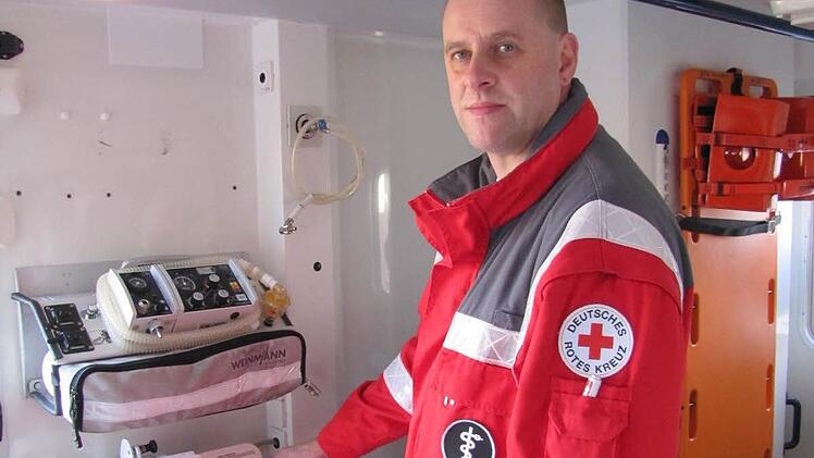 Rettungsassistent Bernhard Pfaff kontrolliert die Geräte im Rettungswagen, der in Volkach stationiert ist. Foto: privat