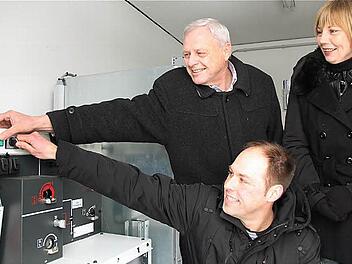 Jetzt kann der geerntete Strom fließen. Von links: Bürgermeister Ludwig Neeb, DBE-Vorstand Mario Fürst und Stadträtin Annemarie Fell. Fotos: Gerd Schaar