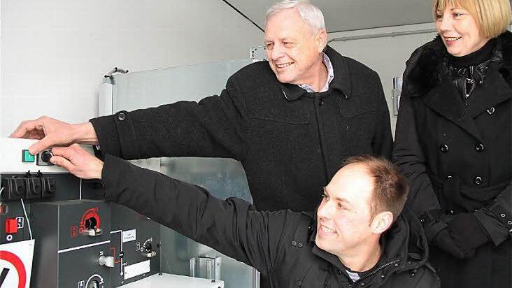 Jetzt kann der geerntete Strom fließen. Von links: Bürgermeister Ludwig Neeb, DBE-Vorstand Mario Fürst und Stadträtin Annemarie Fell. Fotos: Gerd Schaar