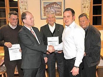 MdL Michael Hofmann gratuliert dem neuen CSU-Ortsvorsitzenden Florian Bauer, im Hintergrund die geehrten Mitglieder (von links) Georg Seitz, Hans Seuberth und Alois Hagen.  Foto: privat
