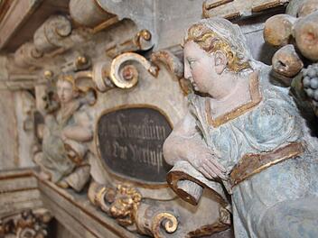 Alabasterschnitzereien zieren das Epitaph in der Morizkirche. Eine außergewöhnliche Gerüstbegehung ermöglichte gestern seltene Einblicke.