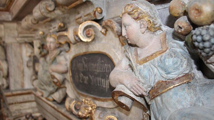 Alabasterschnitzereien zieren das Epitaph in der Morizkirche. Eine außergewöhnliche Gerüstbegehung ermöglichte gestern seltene Einblicke.