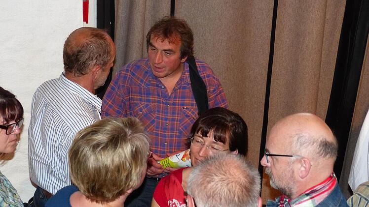 Angeregte Diskussionen. Im Anschluss an den offiziellen Teil "löcherten" zahlreiche Interessierte die anwesenden Experten, hier den Energieberater Günter Liebert (Mitte).  Foto: Manfred Wagner