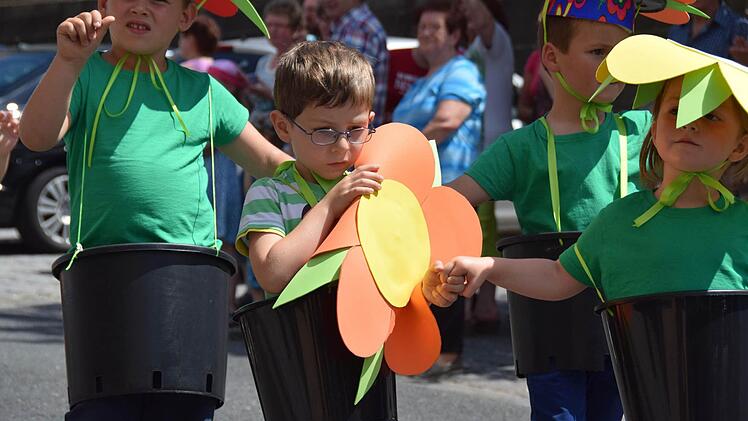 Immer wieder Blumen und alles, was auf einer Blumenwiese zu finden ist: Die Kinder setzten das Motto Natur entdecken phantasievoll um. Foto: Ronald Rinklef