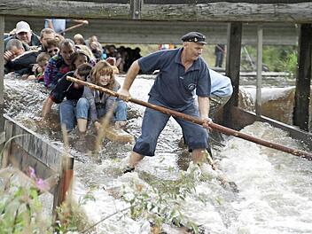 Die Flößer können aufatmen: Auch wenn ihre Gewässer und ihre Wehre durch die Wasserrahmenrichtlinie Veränderungen erfahren, droht der Tourismusflößerei dadurch nicht das Aus. Foto: Archiv/Hänel