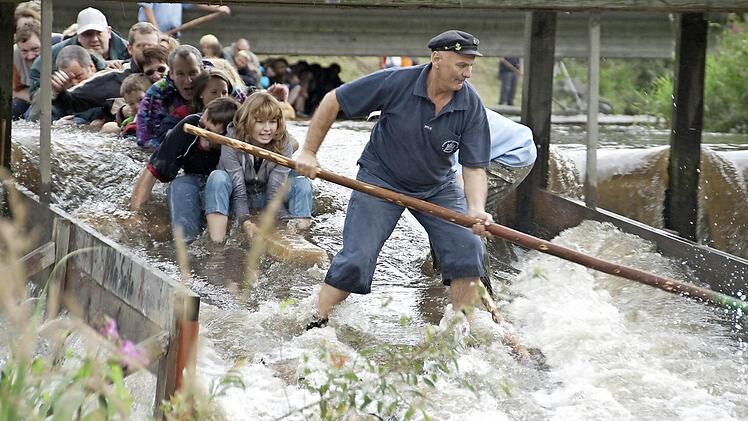 Die Flößer können aufatmen: Auch wenn ihre Gewässer und ihre Wehre durch die Wasserrahmenrichtlinie Veränderungen erfahren, droht der Tourismusflößerei dadurch nicht das Aus. Foto: Archiv/Hänel
