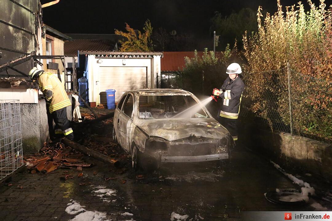 Brennender Pkw greift auf Wohnhaus ueber - Dachstuhlbrand