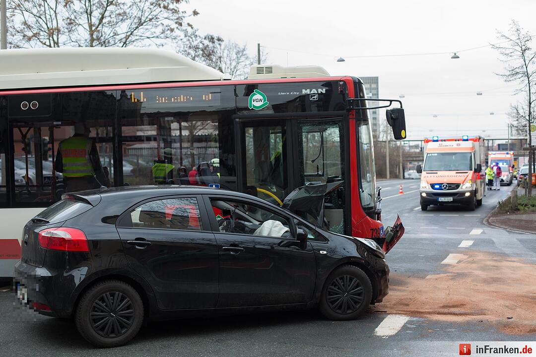 Nürnberg: Auto kracht gegen Bus