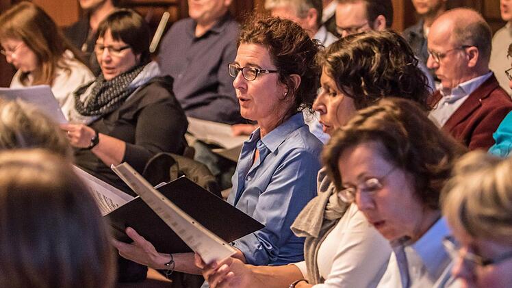 Der Coburger Chor "Unerhört" probt für sein Jubiläumskonzert, das am 24. April im Kongresshaus stattfindet.Foto: Jochen Berger