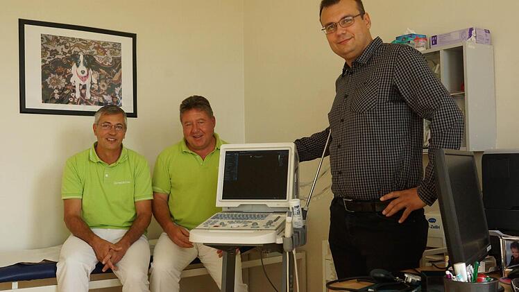 Neuer Mediziner, neues Gerät: Marius Barbuia und Fuat Edgü mit ihrem neuen Kollegen Bogdan Radu (rechts). Foto: Arkadius Guzy