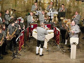 Die Premicher Musikanten stimmten in der Kirche ihr Publikum auf die Advents- und Weihnachtszeit ein. Foto: Bernd Büttner