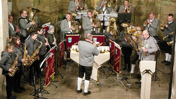 Die Premicher Musikanten stimmten in der Kirche ihr Publikum auf die Advents- und Weihnachtszeit ein. Foto: Bernd Büttner