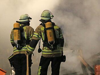 In einer Recyclingfirma im Nürnberger Hafengebiet hat am Samstag ein Müllberg gebrannt. Symbolbild: News5
