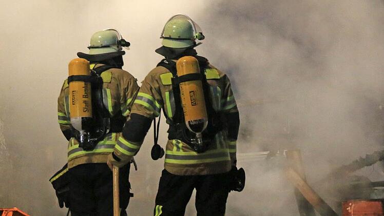 In einer Recyclingfirma im Nürnberger Hafengebiet hat am Samstag ein Müllberg gebrannt. Symbolbild: News5