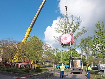 Während der Magnetresonanztomograf über das Uniklinikum Erlangen schwebte, schien kurz die Sonne. Foto: FAU