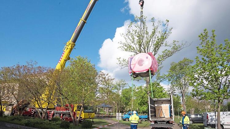 Während der Magnetresonanztomograf über das Uniklinikum Erlangen schwebte, schien kurz die Sonne. Foto: FAU