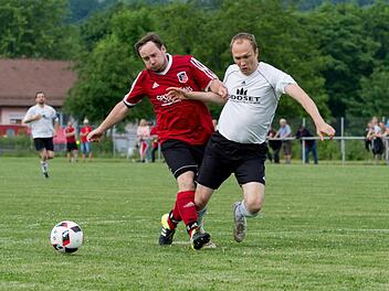 Als nicht elfmeterreif beurteilte der Schiedsrichter diesen Zweikampf, bei dem der Fuchsstädter Marcus Schaupp (links) den Ginolfs/Sondernau/Weisbacher Angreifer Frank Wirth im Strafraum zu Boden brachte. Fotos: Anand Anders