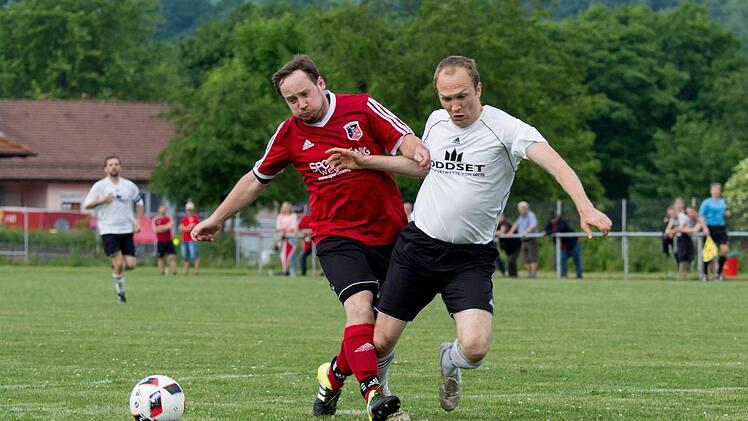 Als nicht elfmeterreif beurteilte der Schiedsrichter diesen Zweikampf, bei dem der Fuchsstädter Marcus Schaupp (links) den Ginolfs/Sondernau/Weisbacher Angreifer Frank Wirth im Strafraum zu Boden brachte. Fotos: Anand Anders