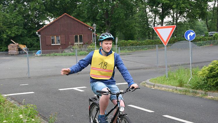Neuntklässler Moritz hat zusammen mit Viertklässlern noch einmal die Fahrradprüfung abgelegt - und sie nur knapp bestanden.Judit Kist