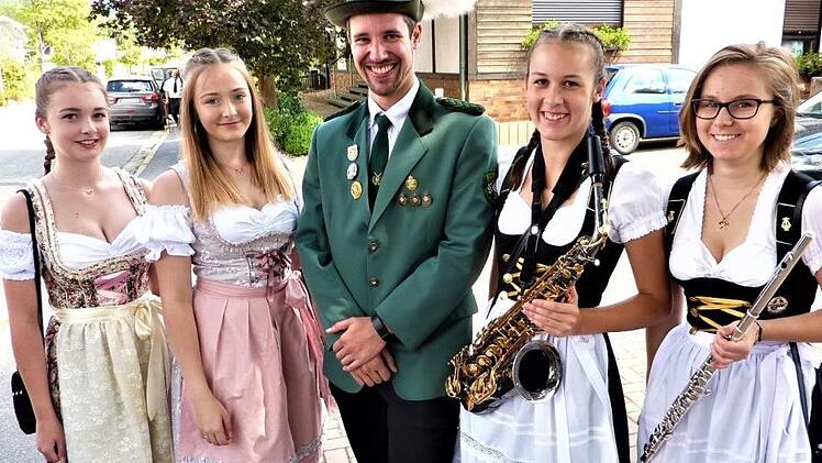 Erster Schützenmeister Michel Dückerhoff fühlt sich mit Annika, Katharina, Stefanie und Isabell sichtlich wohl.