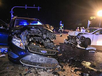 Schwerer Unfall an der Abzweigung nach Memmelsdorf: Eine Frau wurde schwer verletzt aus den Tr&uuml;mmern geborgen, vier weitere Personen erlitten leichte Verletzungen. Foto: NEWS5 / Merzbach