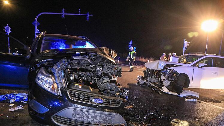 Schwerer Unfall an der Abzweigung nach Memmelsdorf: Eine Frau wurde schwer verletzt aus den Trümmern geborgen, vier weitere Personen erlitten leichte Verletzungen. Foto: NEWS5 / Merzbach