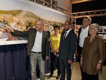 OB Frank Rebhan, Jutta Punken, Landrat Sebastian Straubel, Sonnebergs  Bürgermeister Heiko Voigt und Renate Gretzbach freuen sich über das  beeindruckende Foto des Fotografen Klaus Frenzel. Foto: Manja von Nida